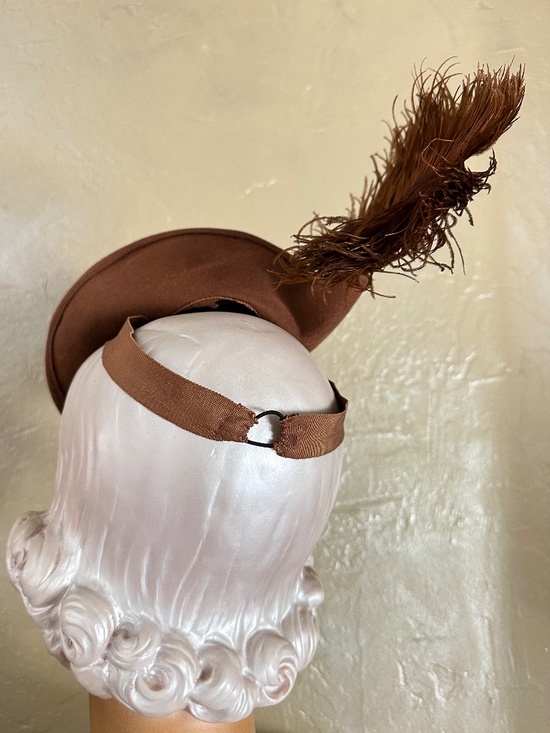 RARE 1930s\' TAN FELT TOY TILT HAT + GOLD STUDS & OSTRICH FEATHER main image 4